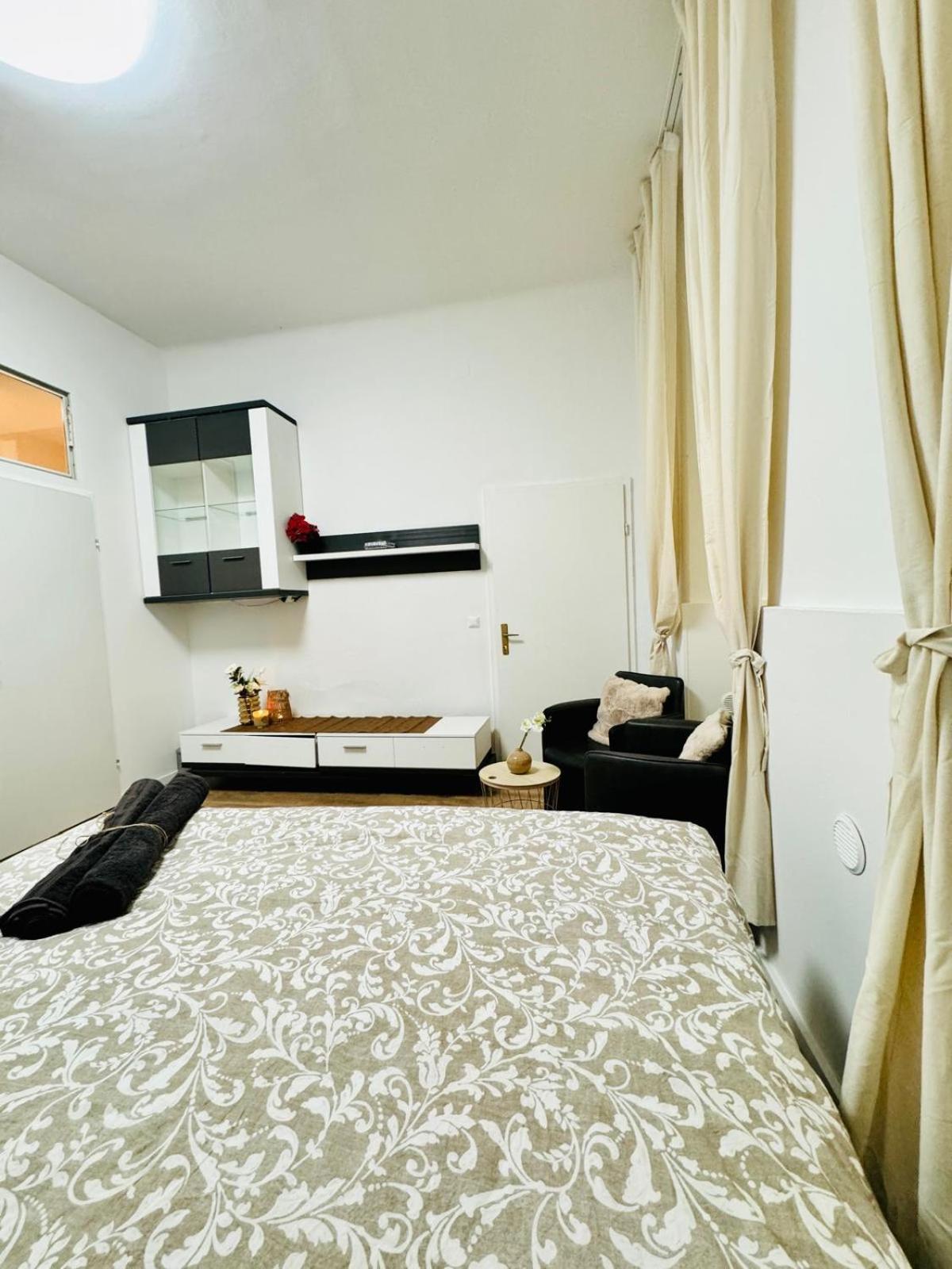 Apartment Comfortable 5br Shared 10 Minute Walk To Matzleinsdorfer Platz Wien