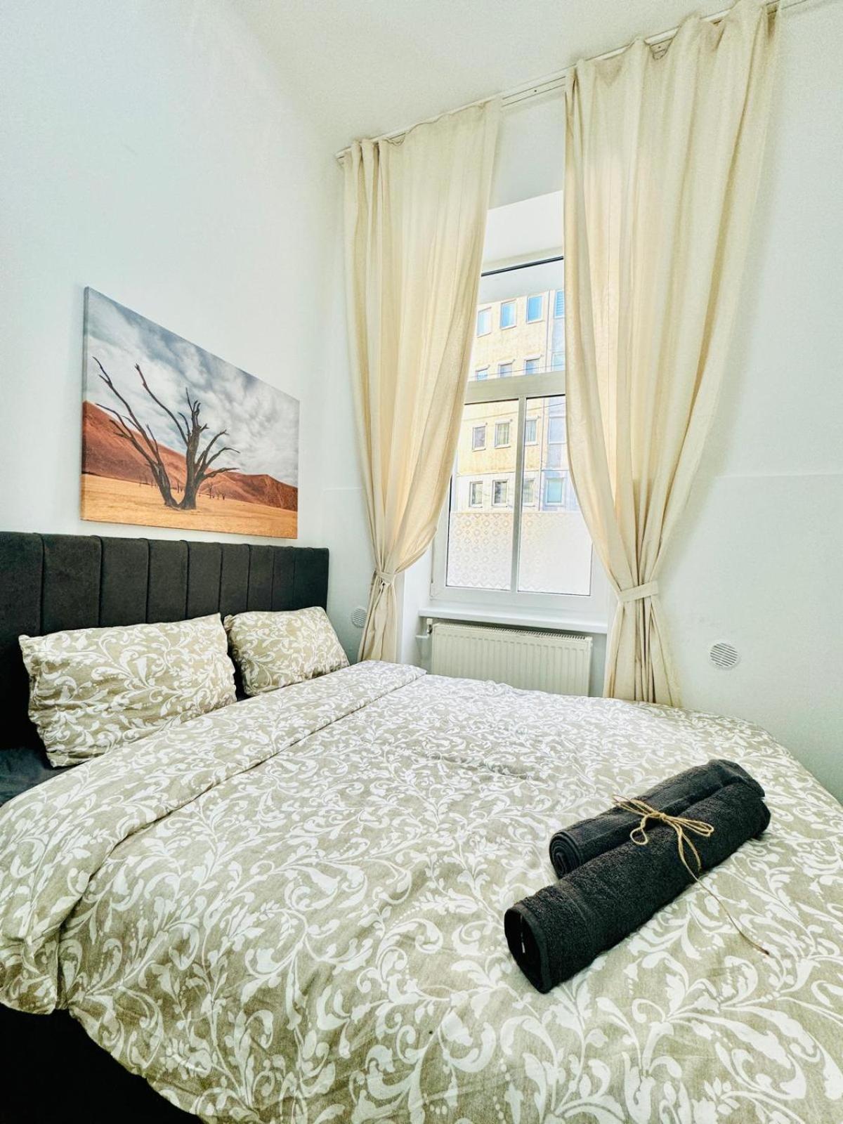 Apartment Comfortable 5br Shared 10 Minute Walk To Matzleinsdorfer Platz *