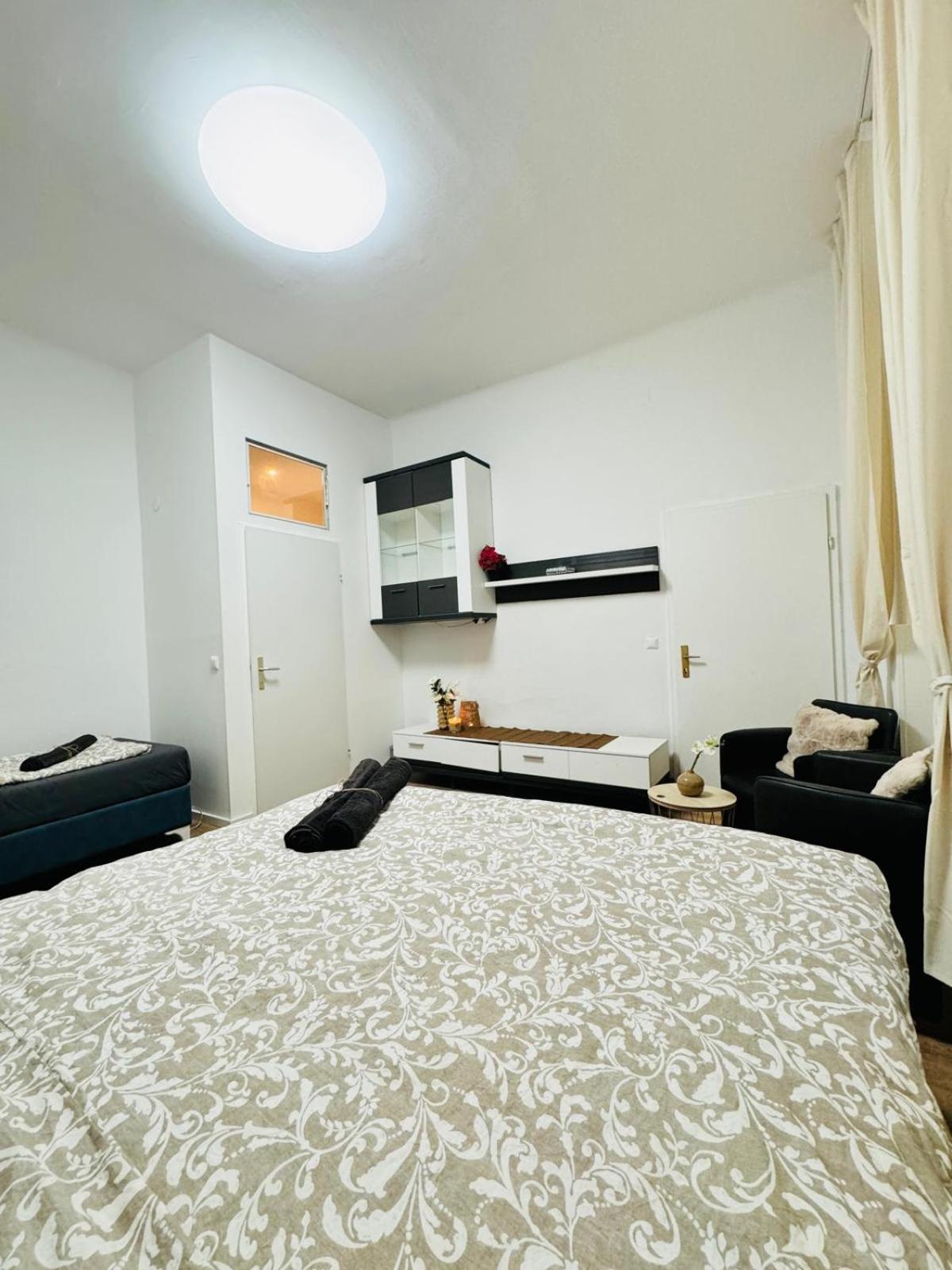 Comfortable 5br Shared 10 Minute Walk To Matzleinsdorfer Platz